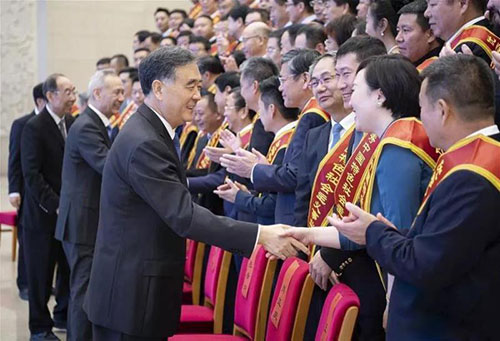 俏牌董事長張之一被評為優異中國特點社會主義奇跡扶植者